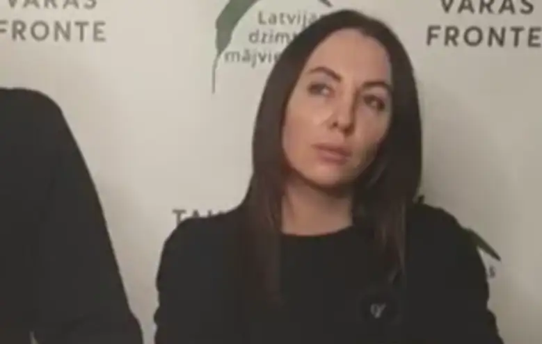 Поёт на русском и демонстрирует не тот флаг: полиция проверит видео «фельдшера Марины»