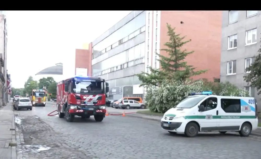 В Риге произошел обширный пожар в цеху по производству пластиковых окон; пострадавших нет