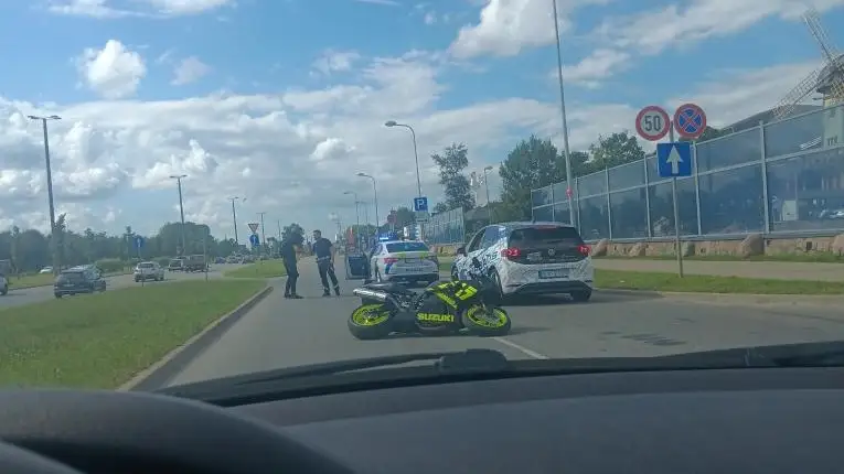 Чемпионата мира по ралли в Риге: гонщик попал в аварию с машиной полиции (ФОТО)