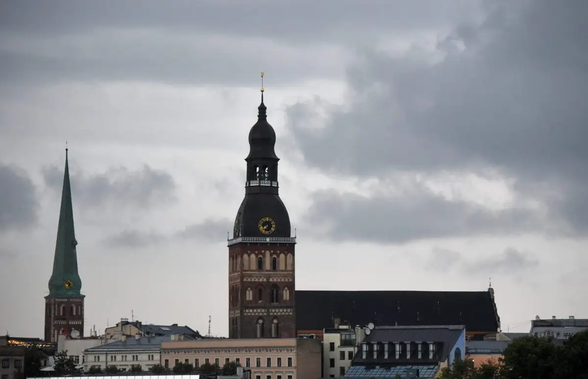 Nedēļas nogalē Latvijā kļūs siltāks, bet iespējamas lietusgāzes un pērkona negaiss