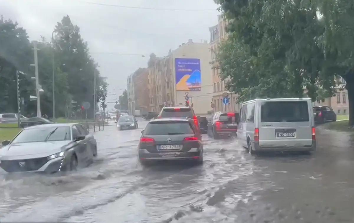 Ригу затопило: на центральных улицах разлились реки. ФОТО, ВИДЕО