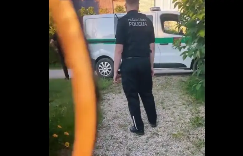 Я по-латышски не понимаю: соцсети обсуждают ролик нарушителя порядка