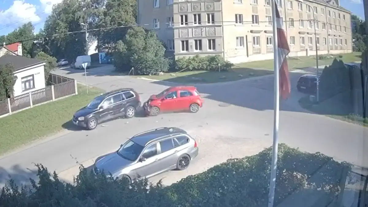 Кто прав? Столкновение на перекрестке вызвало обсуждение в соцсетях. ВИДЕО