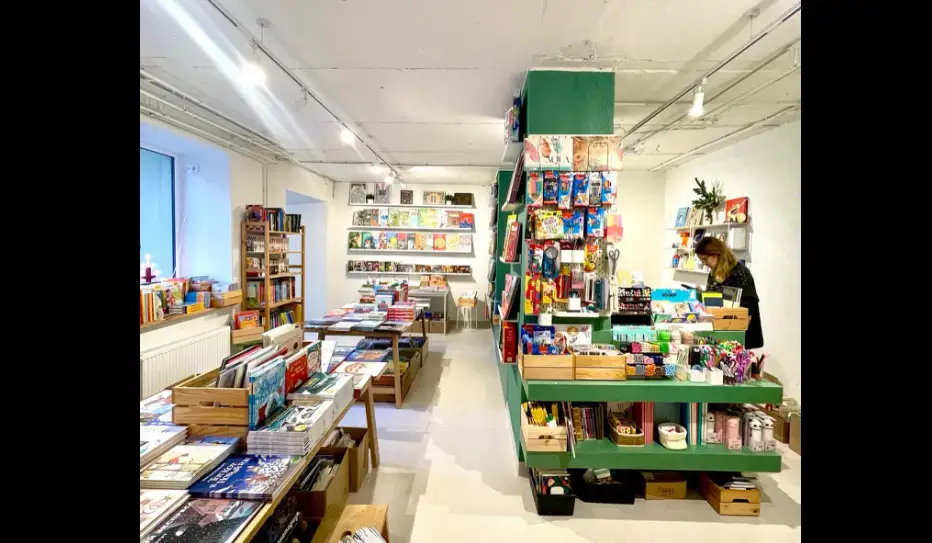 В Риге затопило книжный магазин и библиотеку Vilki books: нужна помощь!