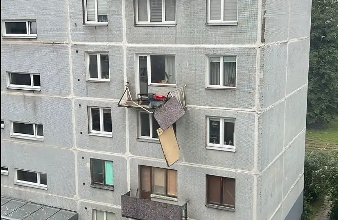 Purvciemā vētra sabojā daudzstāvu ēkas balkonu (FOTO, VIDEO)