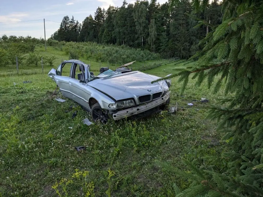 Auto nobraucot no ceļa un ietriecoties kokā, sestdien miruši trīs cilvēki