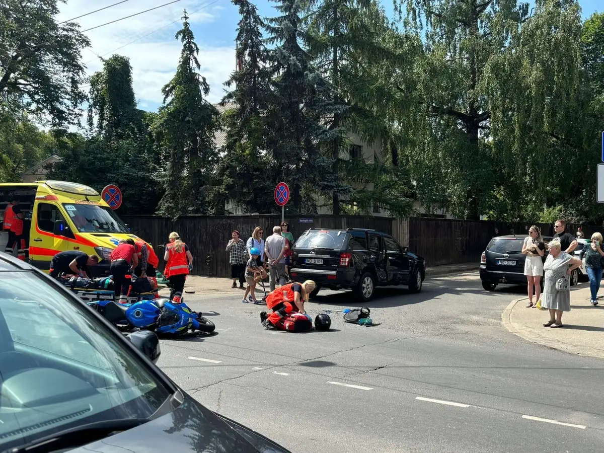 Столкновение джипа и мотоцикла в Агенскалнсе: есть пострадавшие