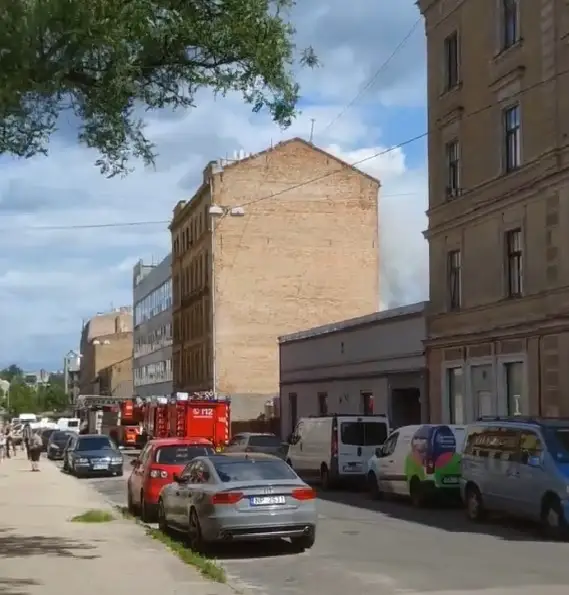 В Риге на улице Даугавпилс в жилом доме возник пожар; жильцов эвакуировали (ВИДЕО)