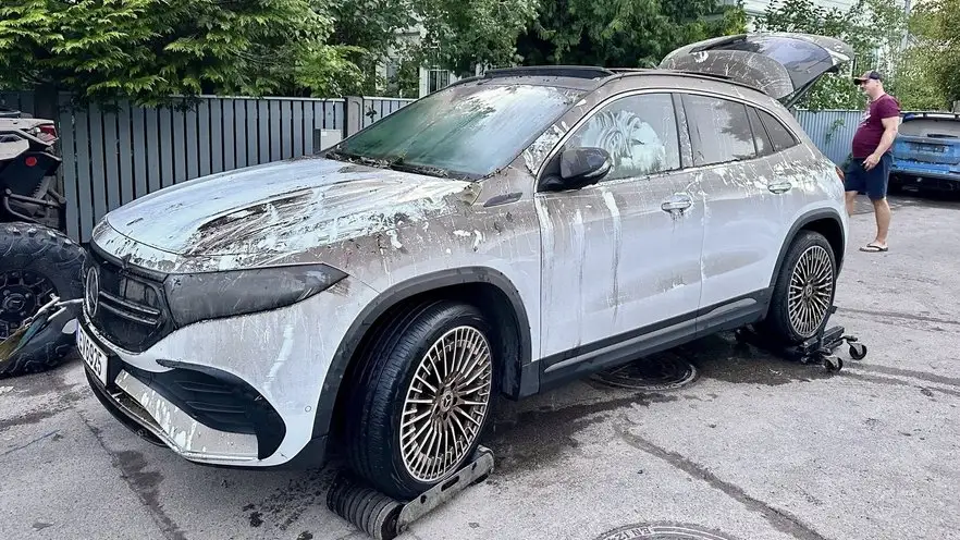 В Юрмале из затопленных подземных гаражей вытащили несколько дорогих автомобилей (ВИДЕО)