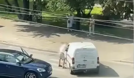 Шокирующее видео: рижский водитель избил другого водителя за неправильный маневр