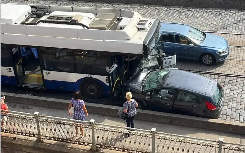 Лобовое столкновение: легковушка влетела в троллейбус на Воздушном мосту в Риге. ВИДЕО