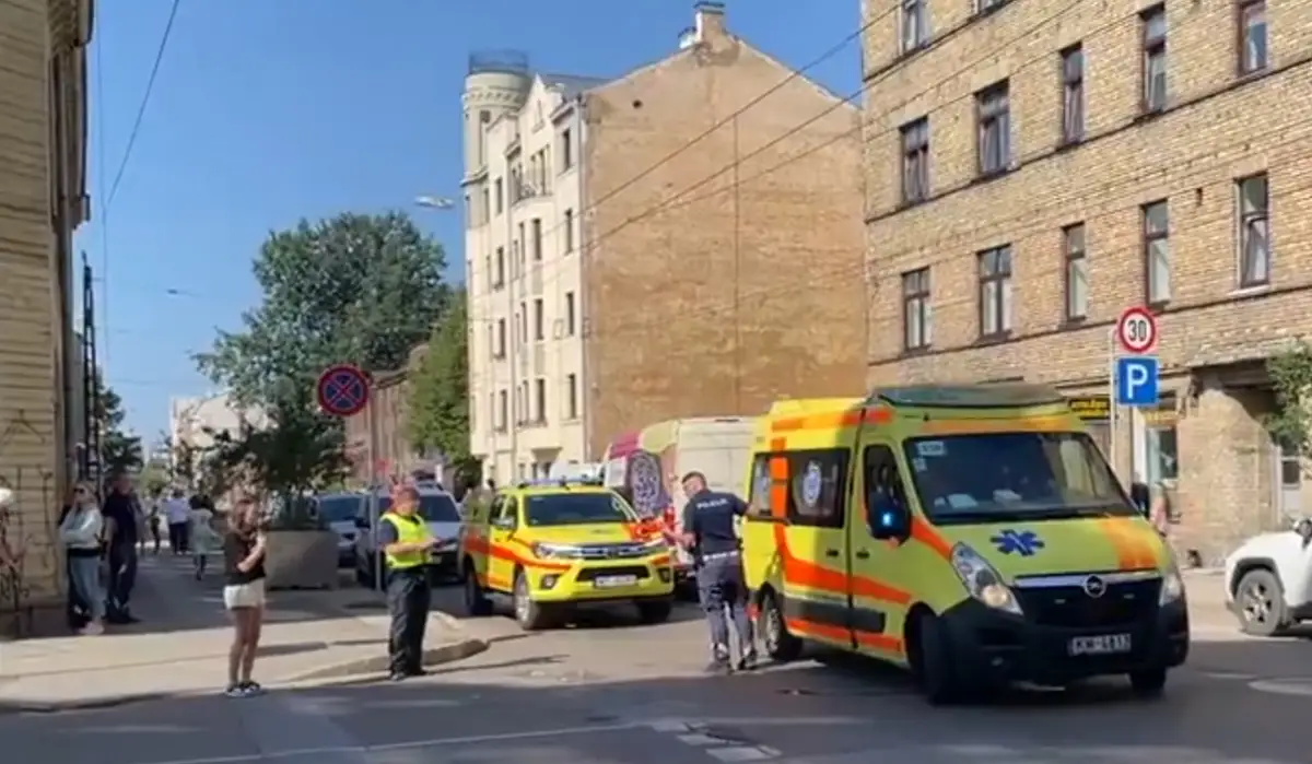 Давно говорили: это очень опасный перекресток в Риге. В Гризинькалнсе машина сбила подростка (ВИДЕО)