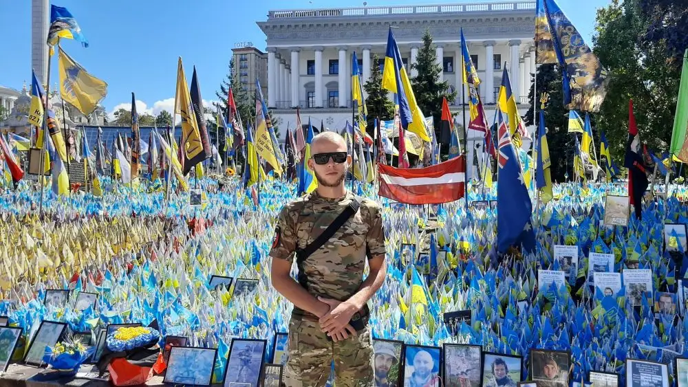 “Lai nu kas, bet valodas problēmu frontē pilnīgi noteikti nav”: ukraiņu karavīrs Sergejs Poļakovs