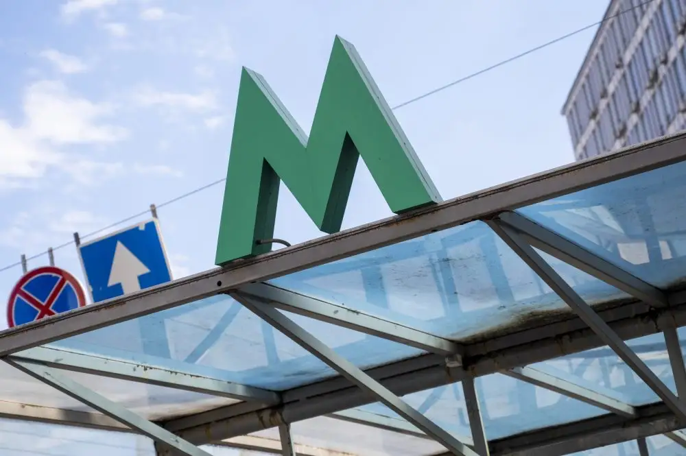 СМИ: в киевском метро коллапс из-за затянувшейся атаки дронов. ВИДЕО