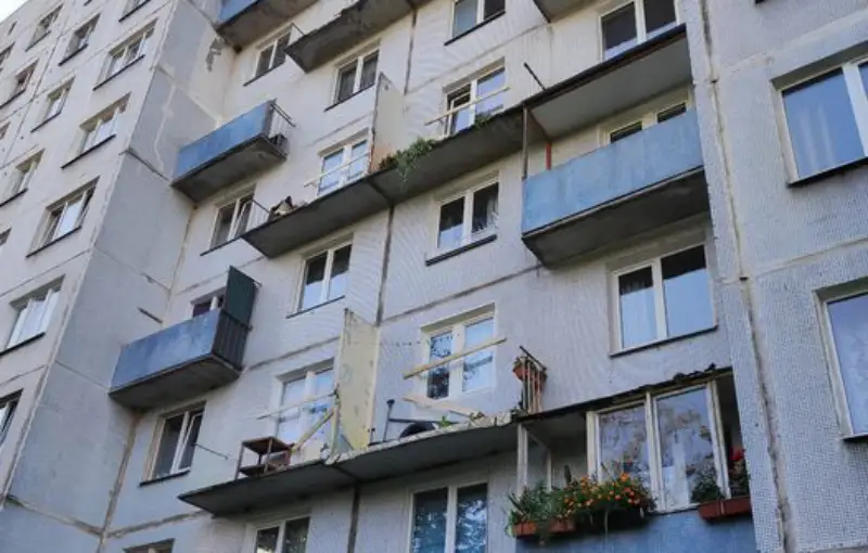 Balkonu demontēja, bet iedzīvotājus nepabrīdināja? Rīgā norit māju fasāžu tīrīšana (FOTO)