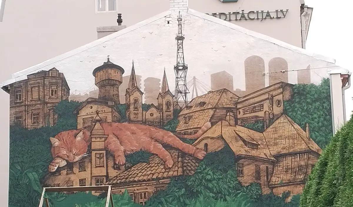 Рижане в восторге от новой картины на стене в Агенскалне с местным котом Персиком (ФОТО)
