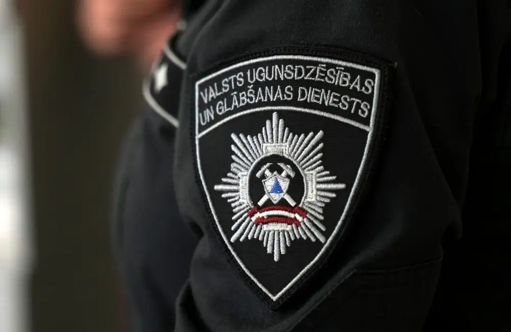 Ugunsgrēkā daudzstāvu mājā Rīgā cietis viens cilvēks