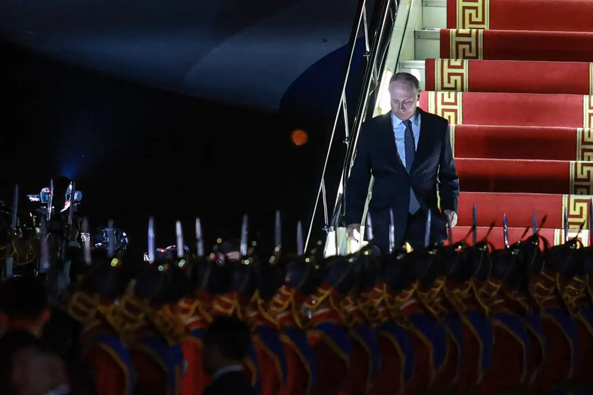 Putinu Mongolijā sagaida ar sarkano paklāju. Ukraina sašutusi, ka viņš nav arestēts pamatojoties uz SKT orderi