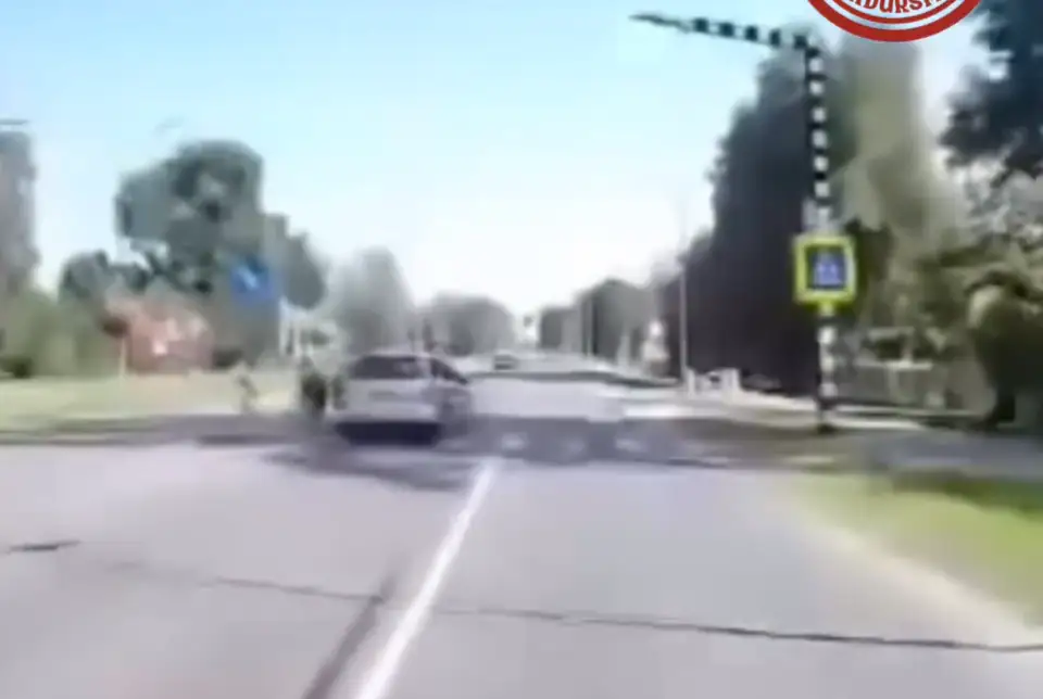 Юные хоккеисты шли на тренировку: в Елгаве на пешеходном переходе сбили троих детей. ВИДЕО