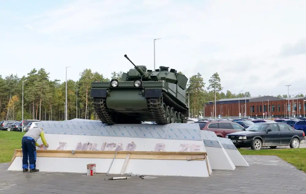 «Militarizētās tēlniecības kompozīciju» pie Ādažu bāzes saglabās
