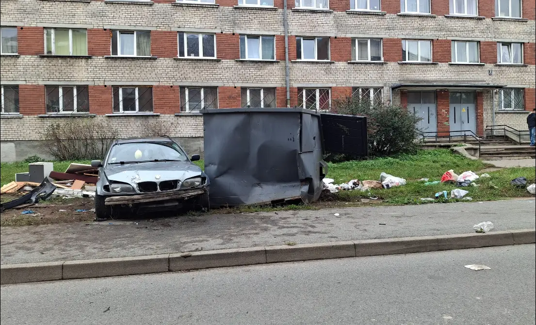 Встретились два мусорника: молодёжь на BMW влетела в контейнер и бросилась врассыпную