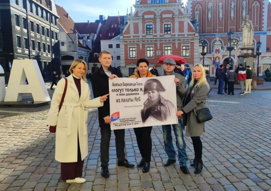 Bailes no pieminekļiem ir slimība! LKS sarīko piketu Rātslaukumā. FOTO, VIDEO