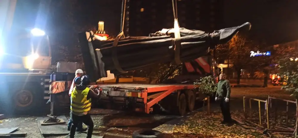 Rīgā novākts de Tolli piemineklis Esplanādē
