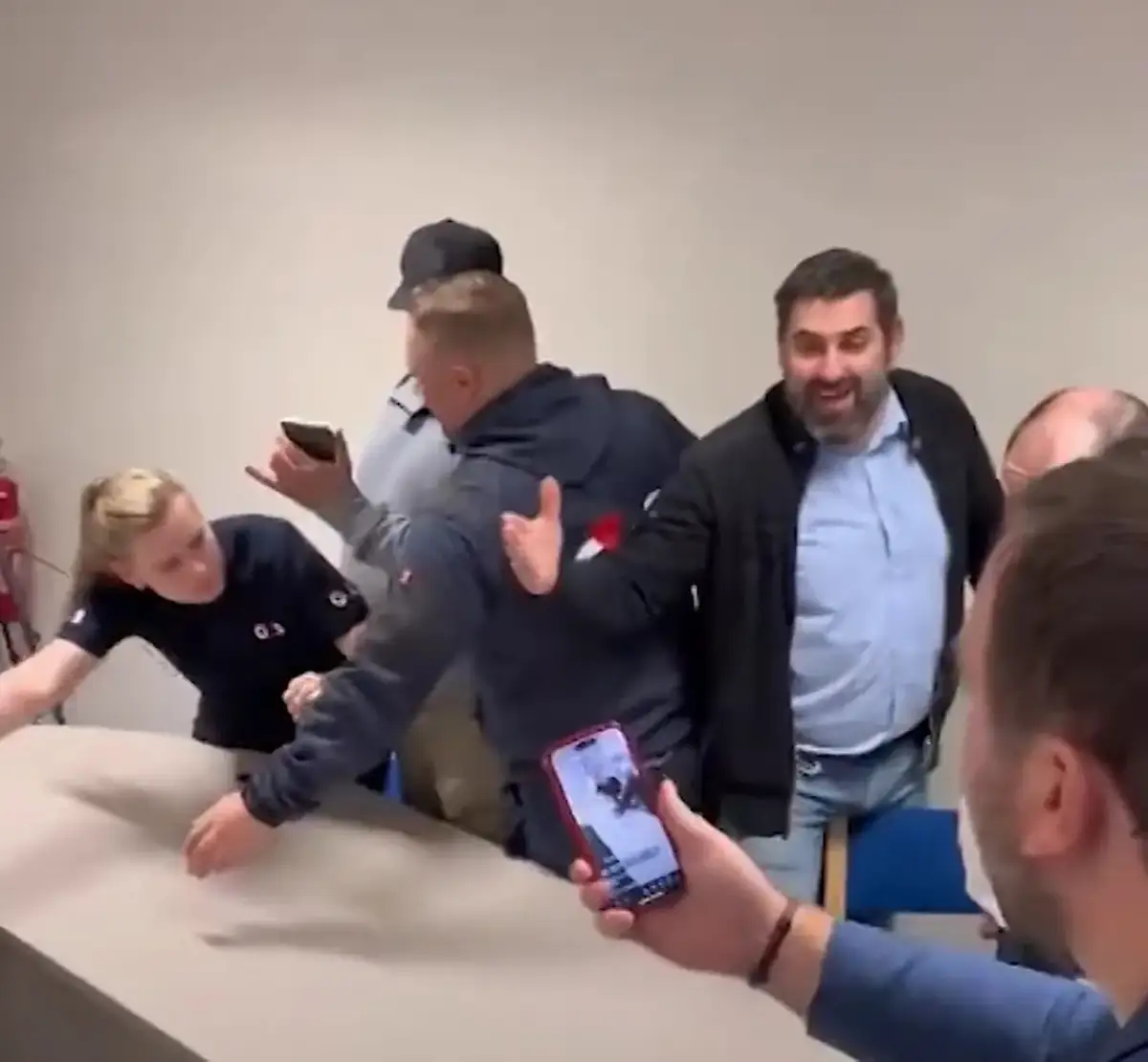 В Ропажском крае общественное обсуждение строительства завода переросло в рукопашную (ВИДЕО)
