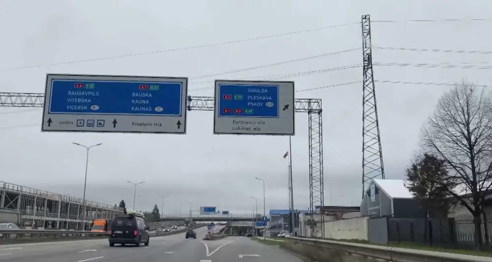 «Это не наш флаг!» Рижанка пожаловалась на рваный государственный символ