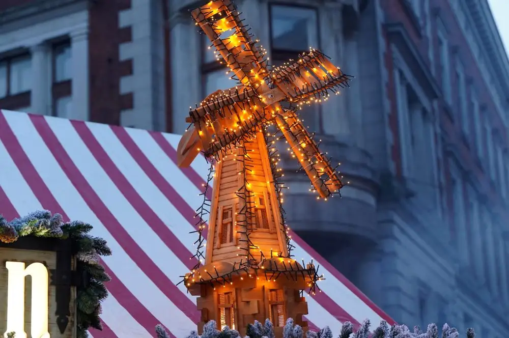 Rīgā iedegs galvenās Ziemassvētku egles
