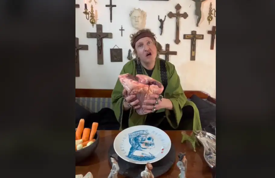 «Я не лицемерный патриот»: скандальный художник Бректе объяснился в полиции из-за видео на кладбище