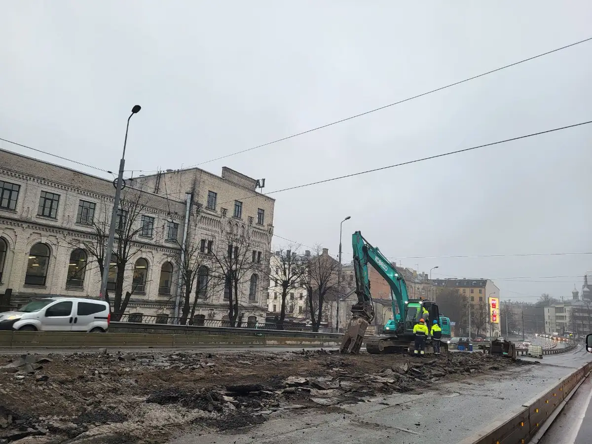 Izdangāts asfalts, armatūras gabali un sastrēgumi: kas darās uz Zemitāna tilta un ne tikai (FOTO)
