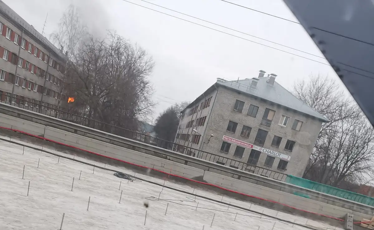 Пожар в социальном доме в Риге: погиб человек, люди не могут вернуться в свои дома