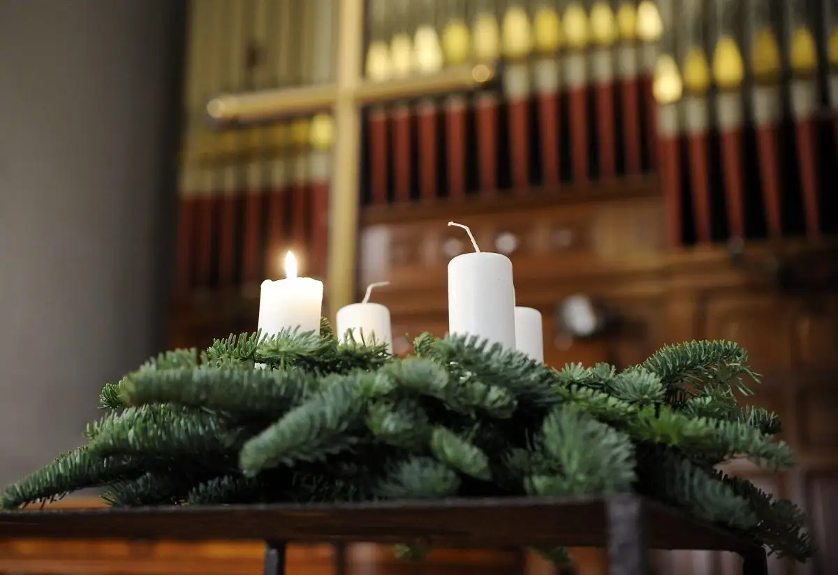Vakar ugunsdzēsēji Zemgalē dzēsuši divus adventes vainagus