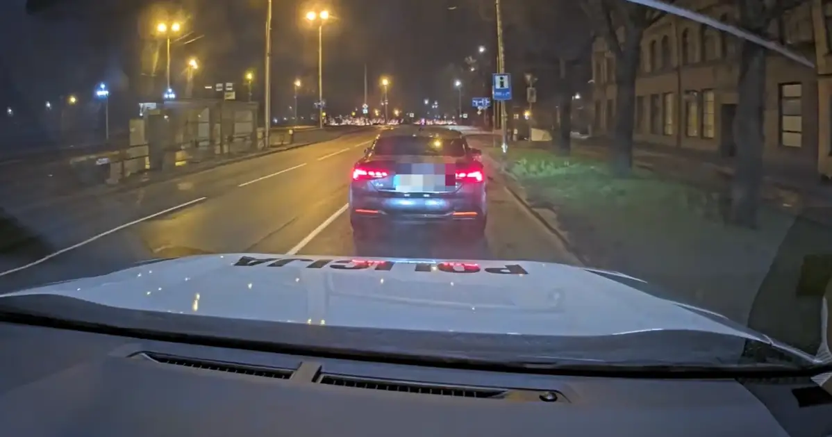 После долгой погони полиция в Марупе задержала пьяного водителя. ВИДЕО