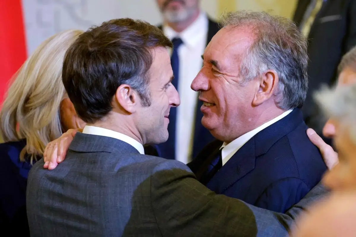 Makrons uzdod veidot valdību centristam Bairū