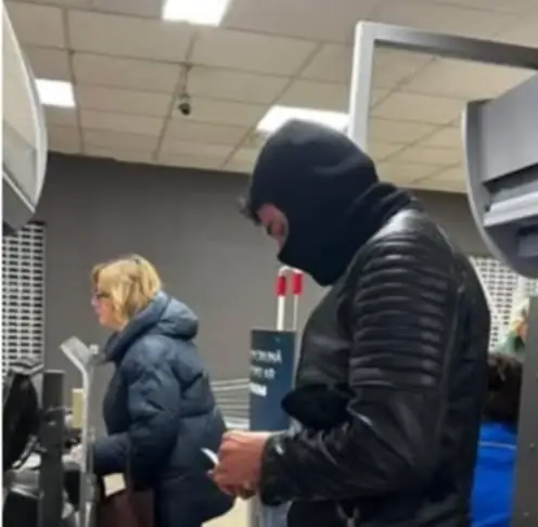 Это не шутки: по Иманте и Золитуде разъезжает вооруженный человек в балаклаве