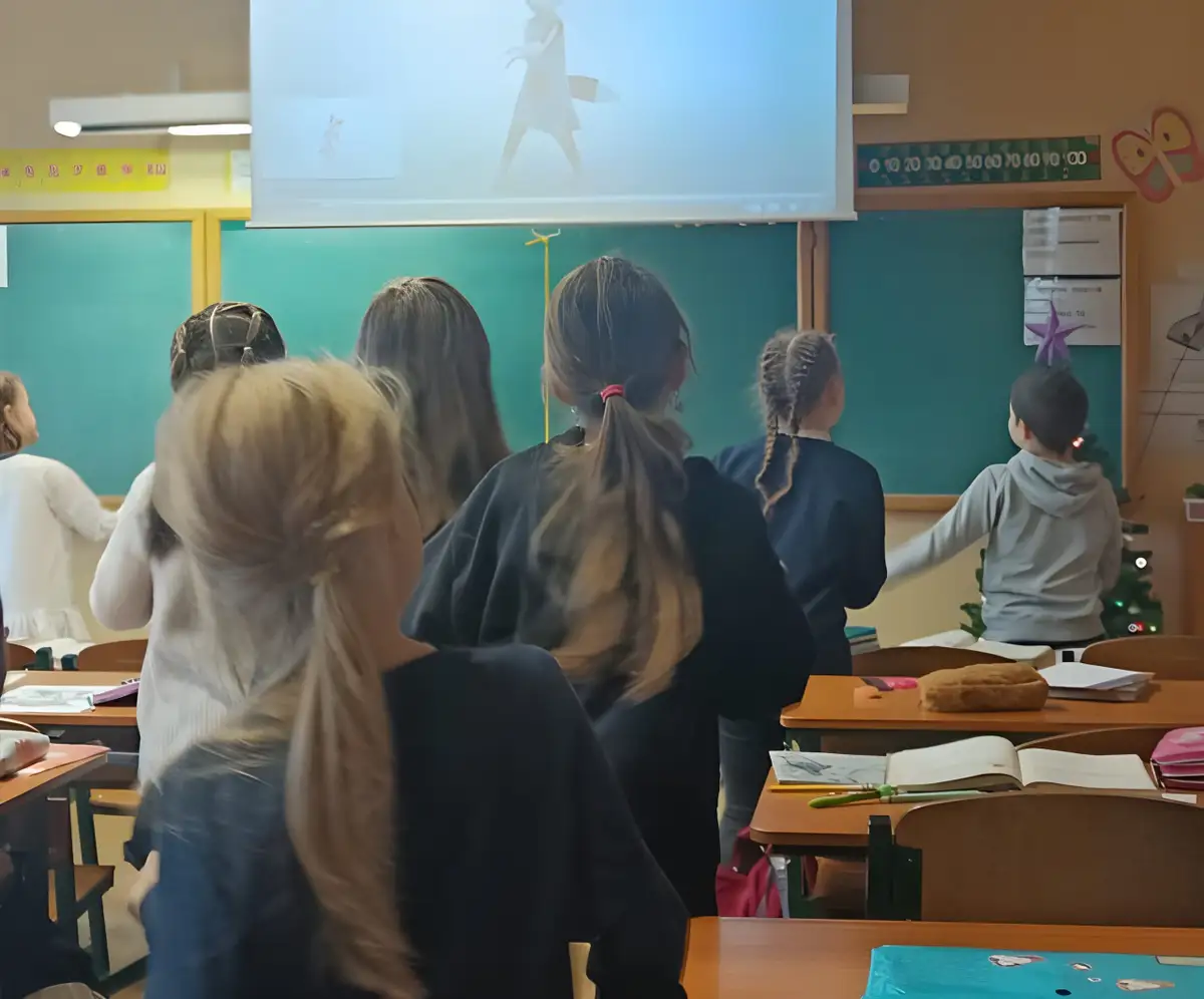 «Negribu aizmirst krievu valodu. Tā ir mana dzimtā valoda!» Reportāža no skolas pulciņa nodarbības