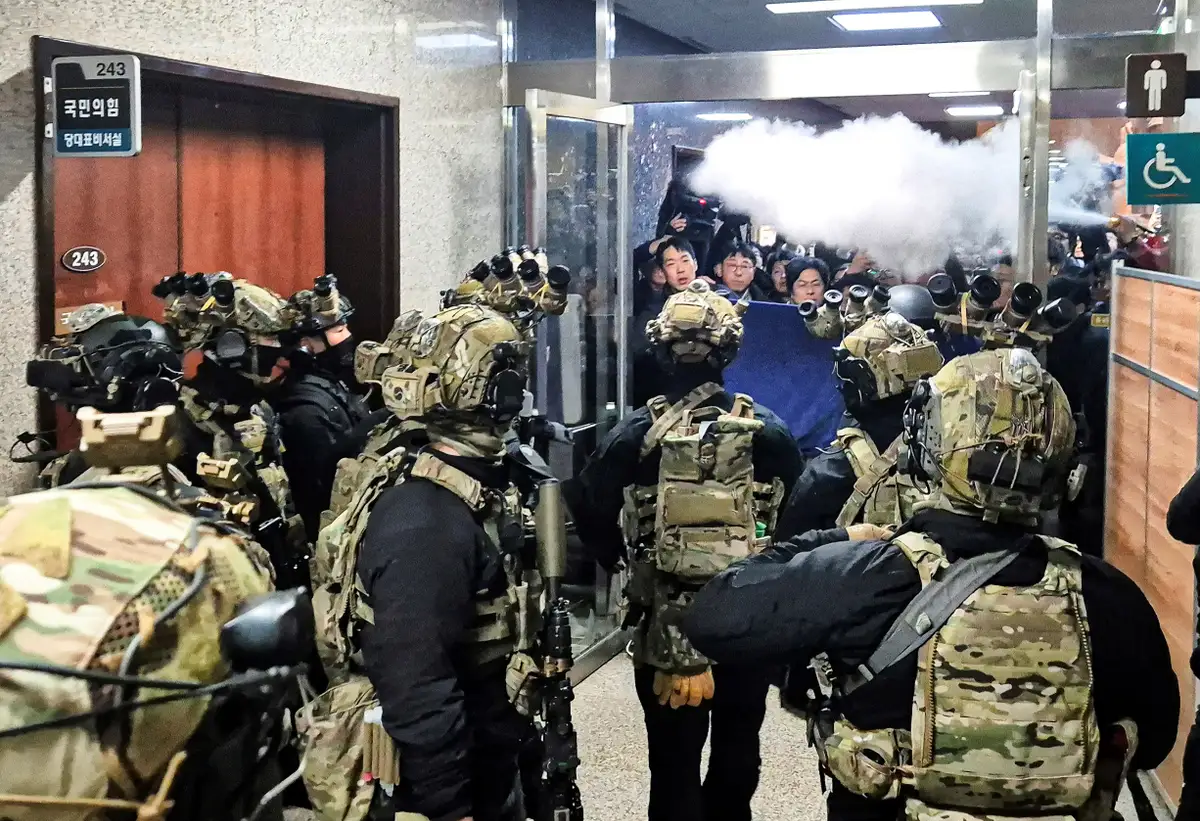 В Южной Корее выдан ордер на арест президента страны: расплата за несколько часов военного положения