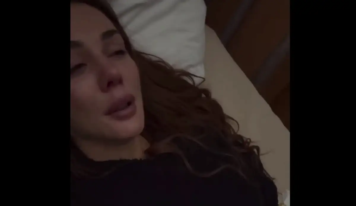 Лежит под капельницей и плачет: Анна Седокова попала в больницу после смерти Яниса Тиммы (ВИДЕО)