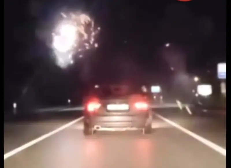 «Идиоты, просто идиоты»: из темного BMW расстреляли петардами другие машины на пути в Ригу (ВИДЕО)