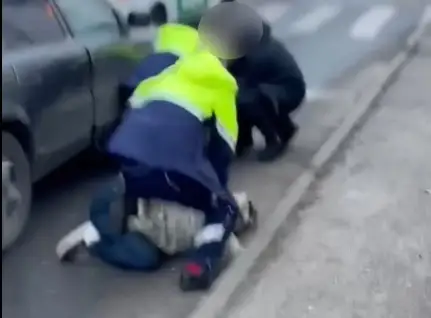 В Риге пьяный водитель оказал сопротивление полиции; к счастью, обошлось без ДТП (ВИДЕО)