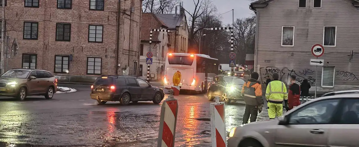 Фура перегородила обе полосы: ДТП на Даугавгривас в Риге (дополнено)