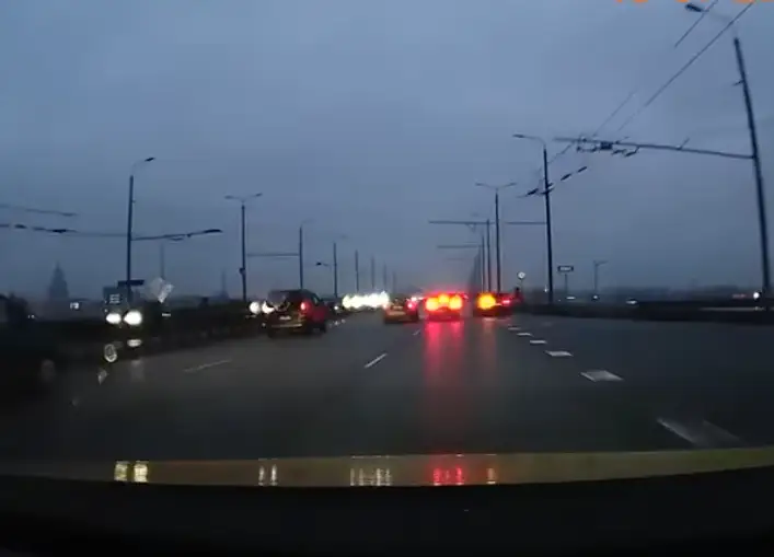 Опасный участок на Островном мосту: водителей предупреждают (ВИДЕО)