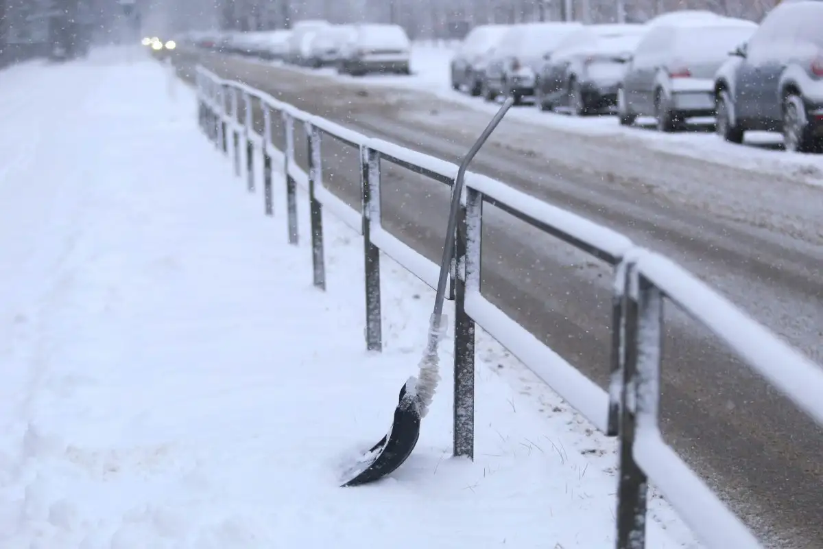 Sniega un apledojuma dēļ daudzviet Latvijā apgrūtināta braukšana pa autoceļiem