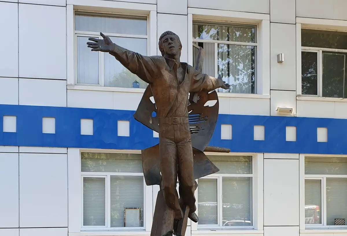 В Одессе демонтировали памятник барду и актёру Владимиру Высоцкому