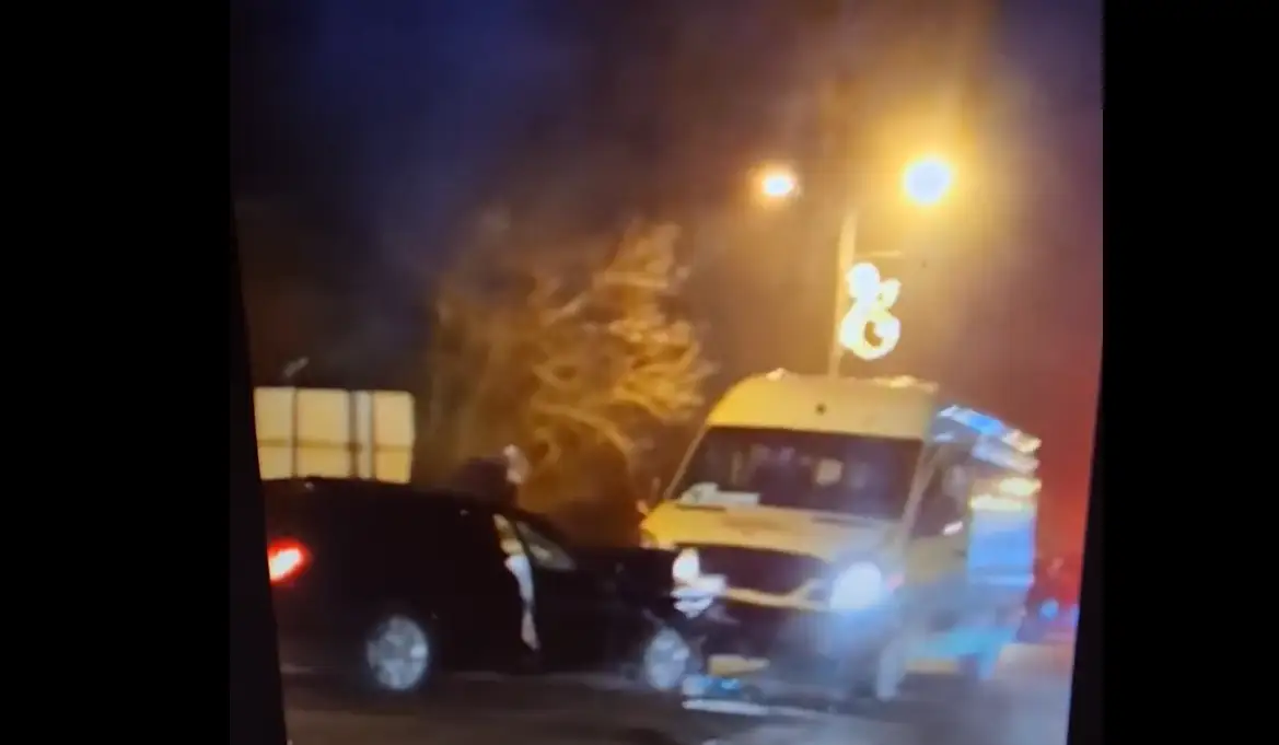 В Олайне столкнулись школьный микроавтобус и BMW: есть пострадавшие