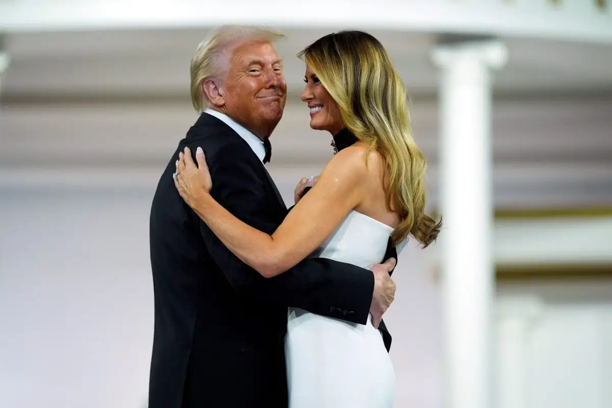 Конфликт Дональда Трампа и Мелании перед камерами: скандальное видео взорвало соцсети