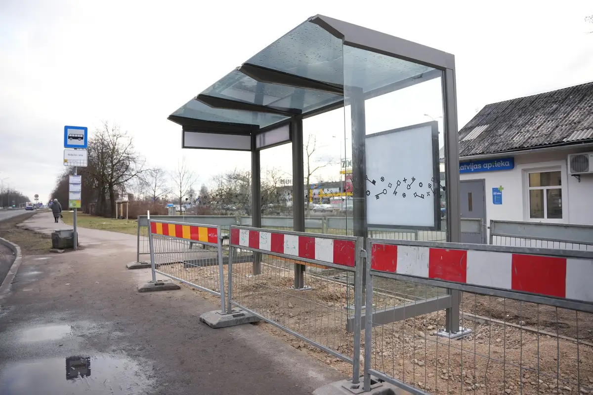 Novēršot konstrukciju nepilnības, Rīgā uzstādītas vairākas sabiedriskā transporta pieturu nojumes