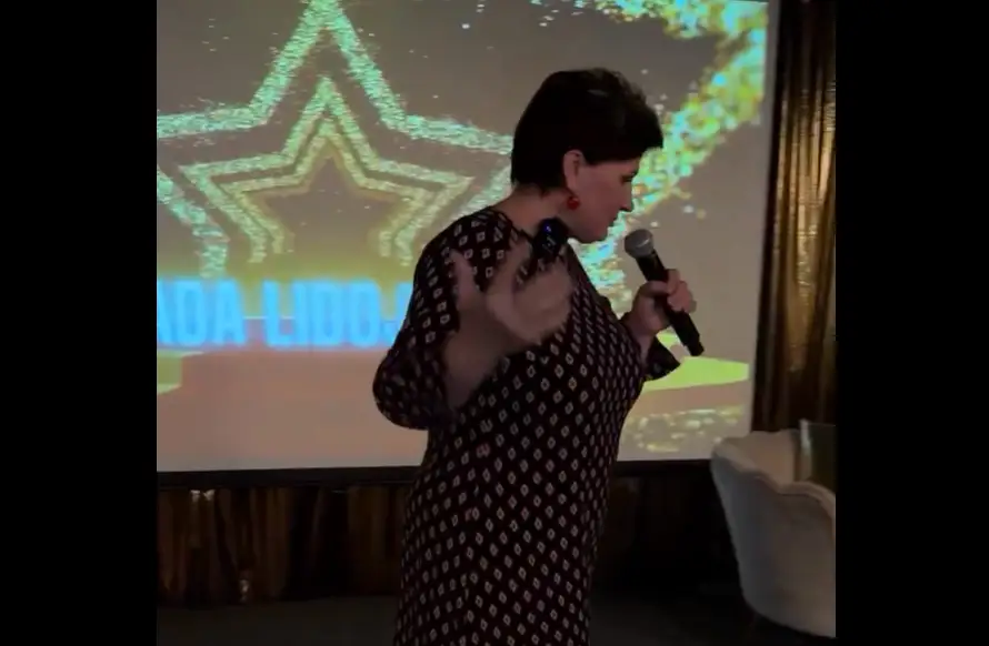 «Не нужно смеяться, это может случиться и с мужчинами»: выступление Винькеле о Кариньше вызывает смех сквозь слезы